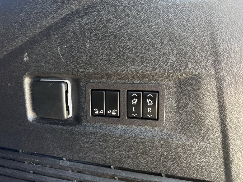 2024 GMC Yukon SLT - Photo 16